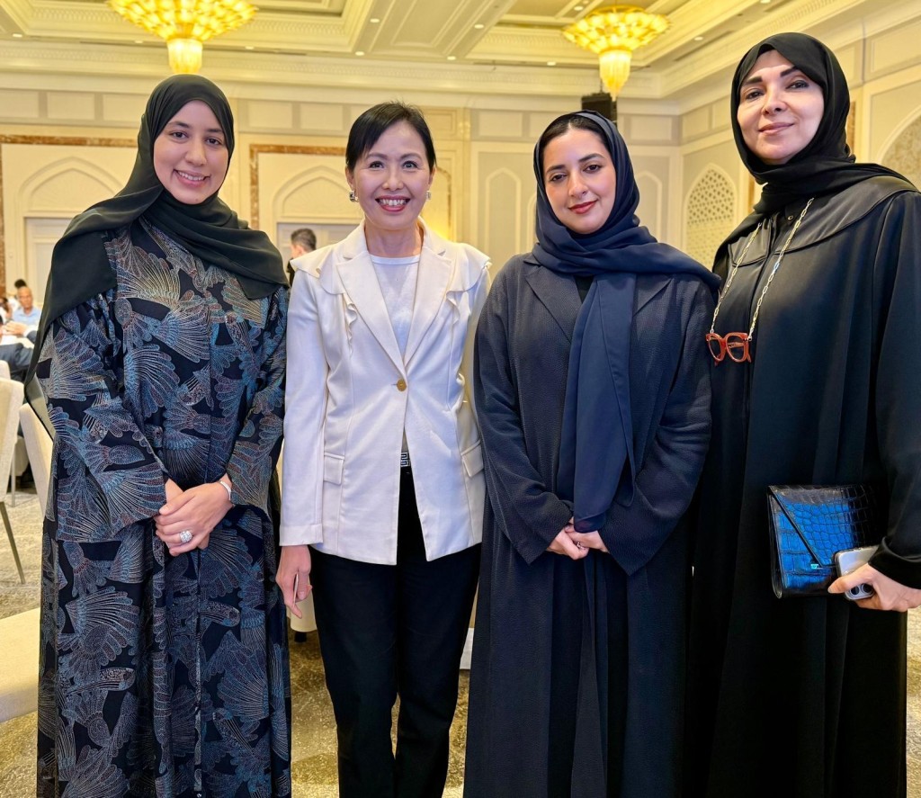 行政會議成員陳清霞(左二)。 行政會議成員陳清霞(左二)。
