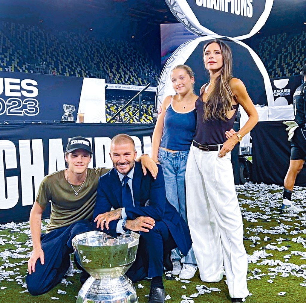 國際邁亞密捧盃後，碧咸與太太Victoria、三仔Cruz及細女Harper在球場慶祝。