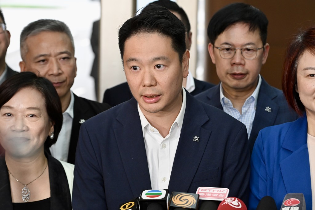 立法會議員周浩鼎前往北京參加國家事務研修考察前於機場會見傳媒。劉駿軒攝 立法會議員周浩鼎前往北京參加國家事務研修考察前於機場會見傳媒。劉駿軒攝