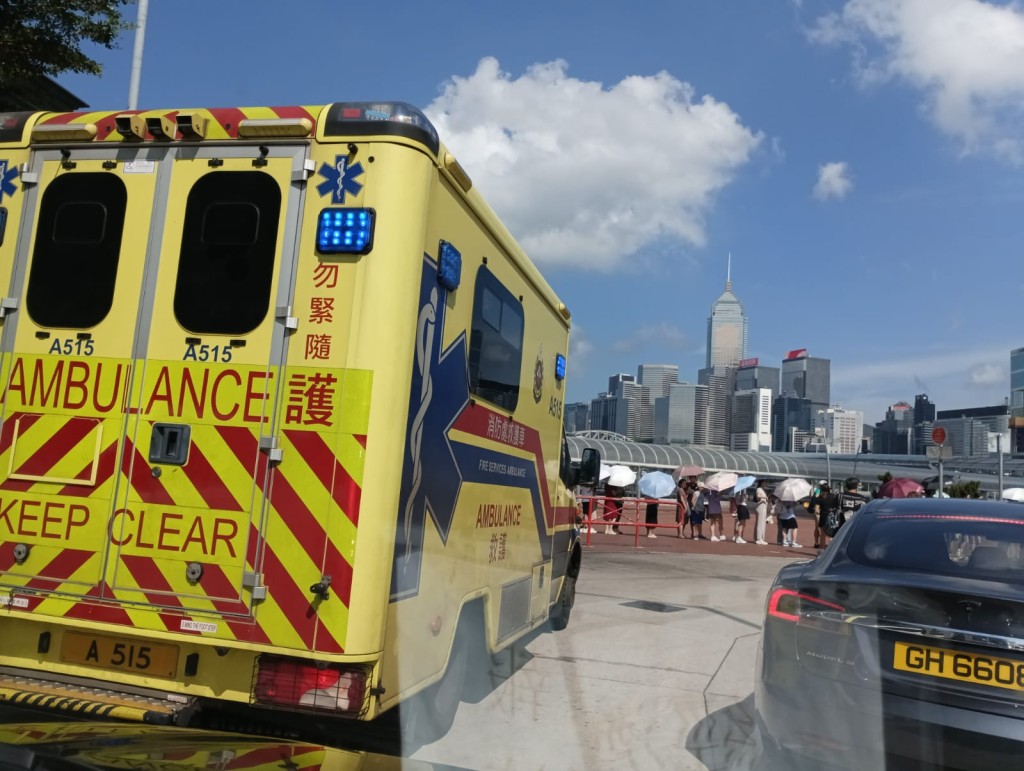 救护车将男子送往律敦治医院抢救。