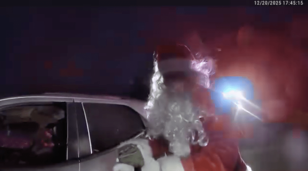 聖誕老人被截查時主動向警員申報，稱自己合法持有隱蔽攜帶武器執照（CCW）。