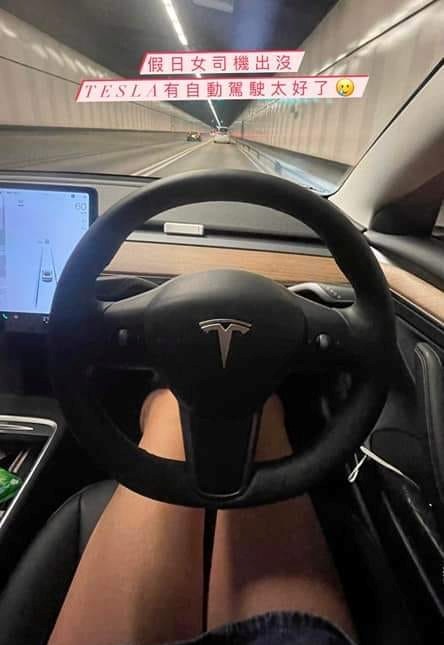 P牌女司机揸Tesla，双手离軚盘自拍。FB图片