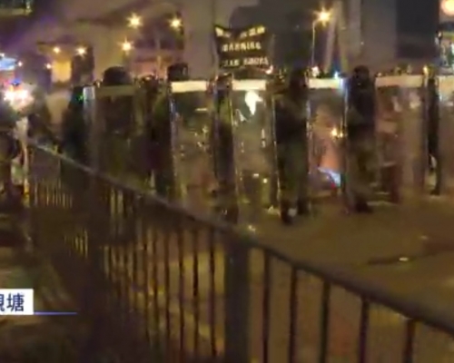 觀塘防暴警察一度出黑旗。NOWTV截圖