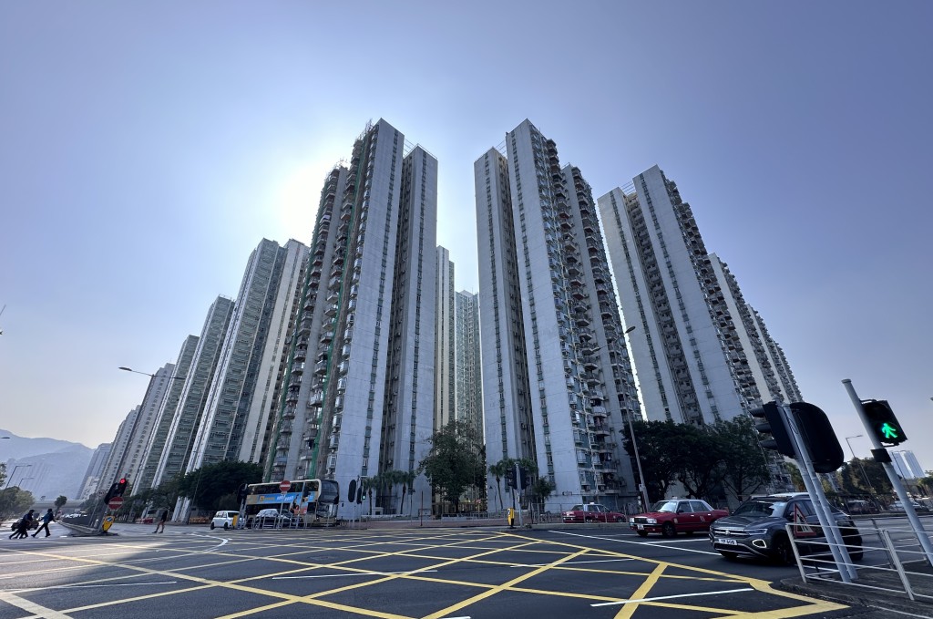 伍冠流曾以市價六折購入沙田第一城一個曾發生燒炭事件的單位。