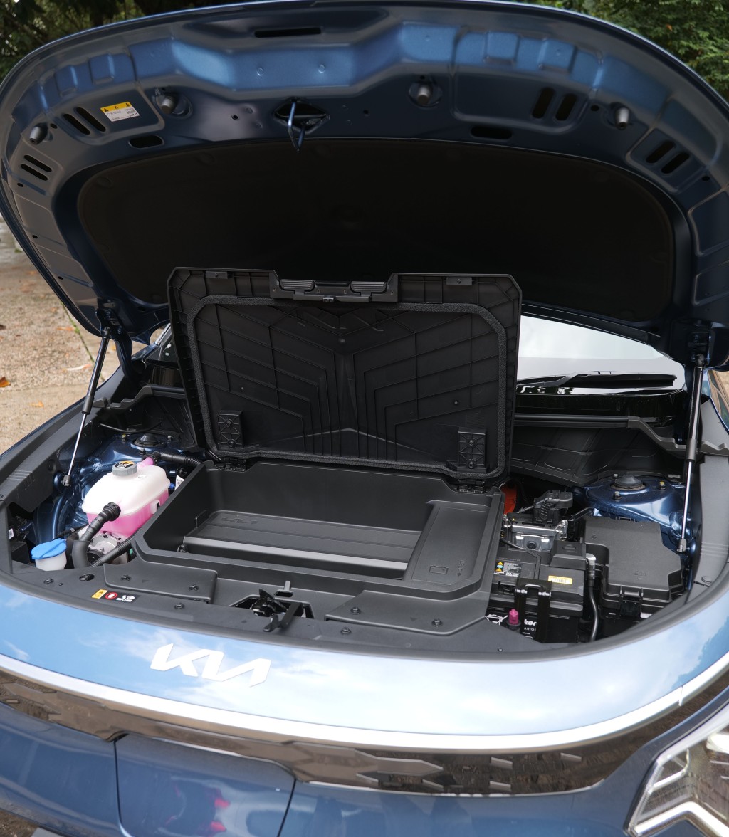 ●車頭蓋下方設有一個儲物匣,可放置充電線。 ●車頭蓋下方設有一個儲物匣,可放置充電線。