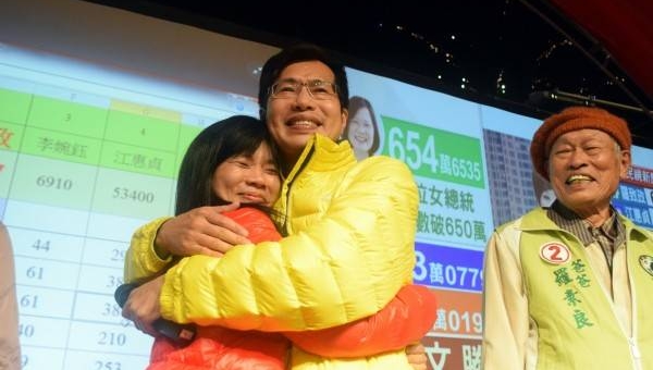 羅致政選立委成功和妻子擁抱。　台灣自由時報