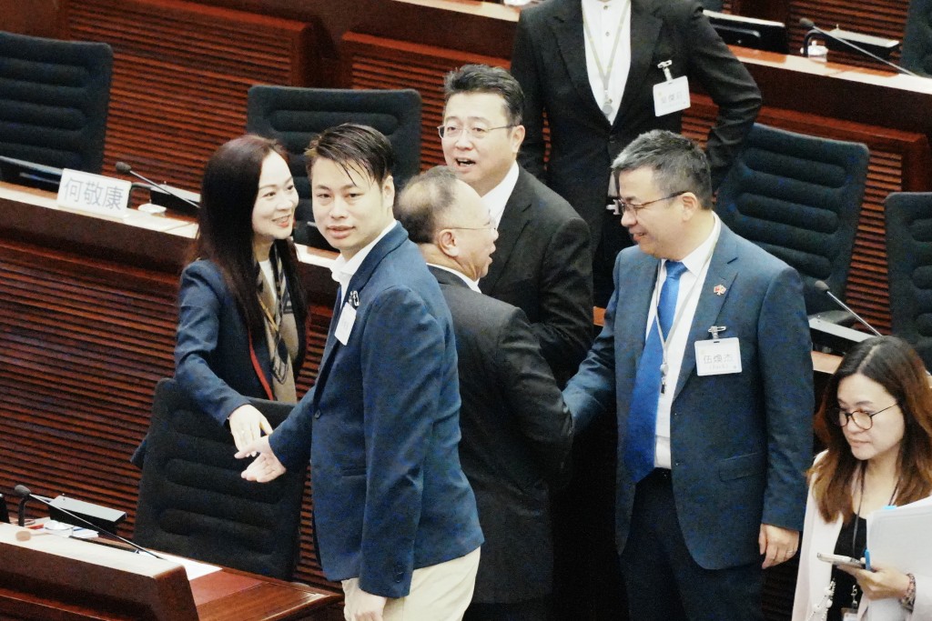 成功連任的「票后」陳凱欣（左一）與何俊賢握手叙舊。