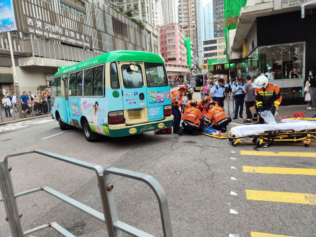 專線小巴撞倒過路婦人。fb筲箕灣西灣河關注組圖片