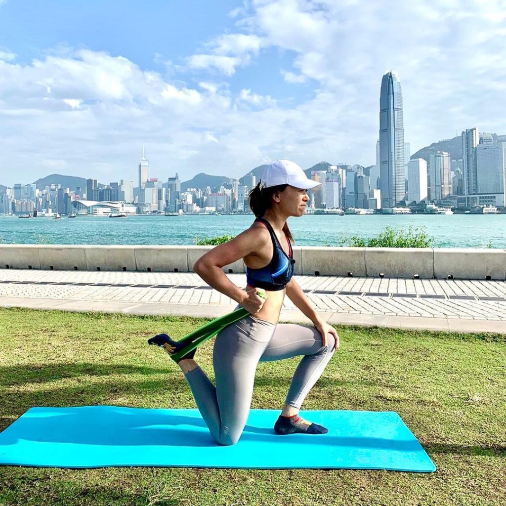 疫情底下,未能出國,Christy轉型拍片教做運動。