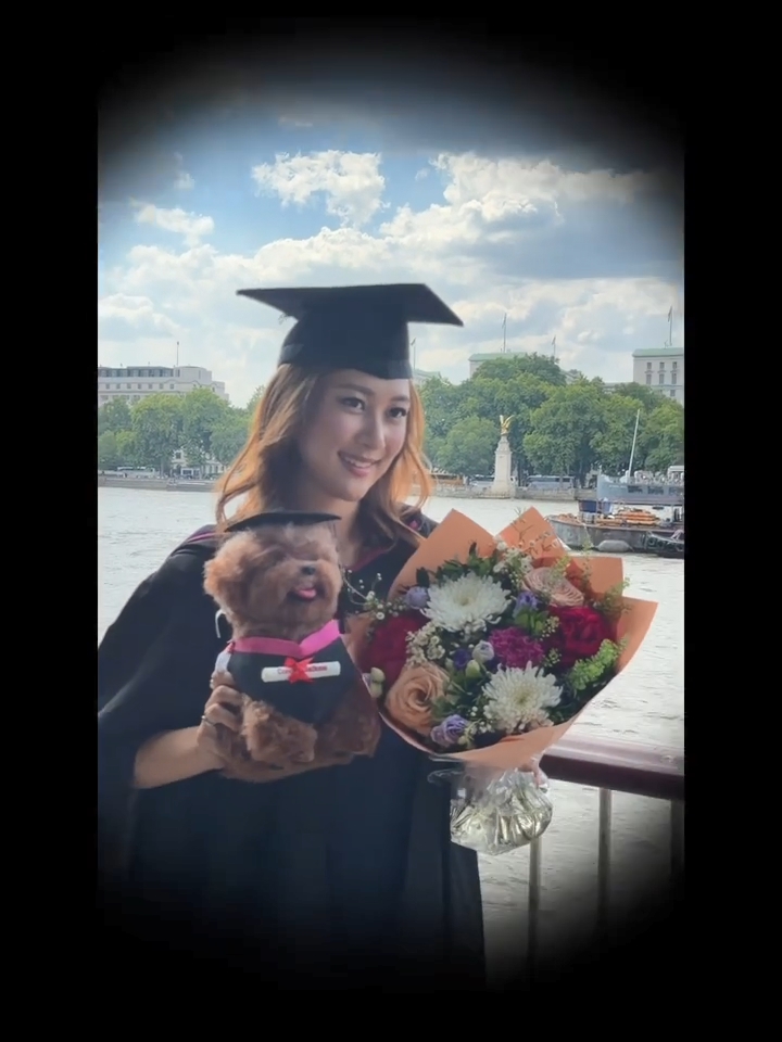 張兆輝女兒大學畢業了。 張兆輝女兒大學畢業了。