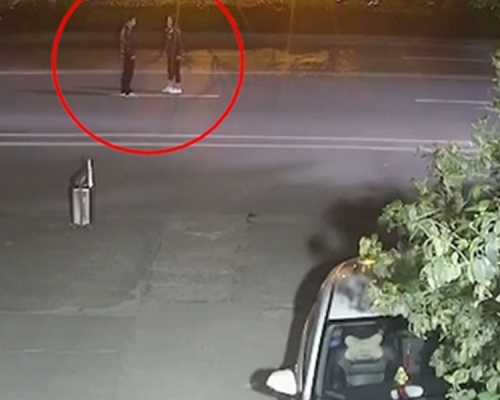 情侶在馬路上吵起來。(網圖)