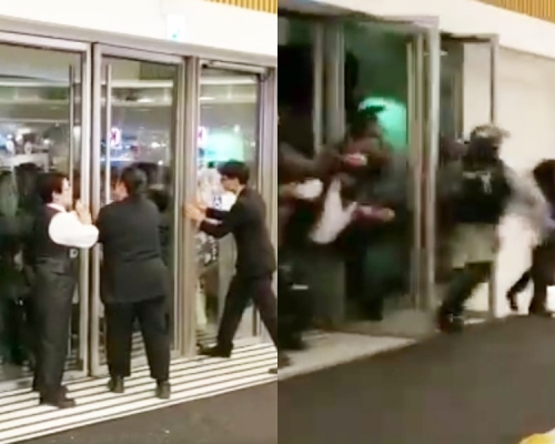 警衝入馬鞍山商場拉人，保安力阻擋門不果。影片截圖