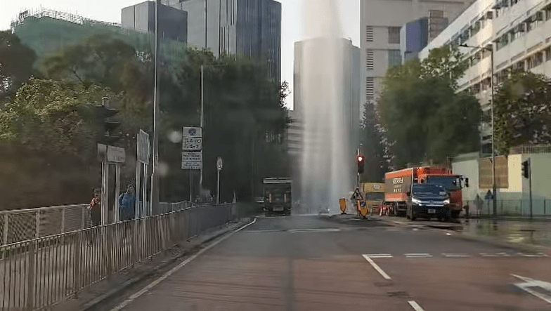 葵福路近盛福街一條地底鹹水管爆裂。網上片段截圖