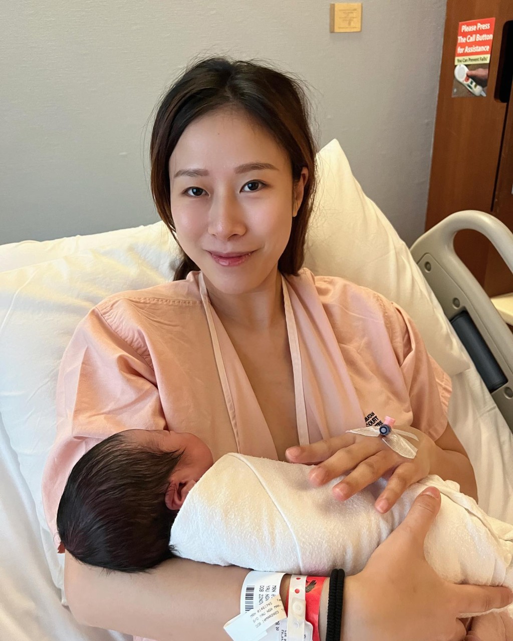 丘雅雯於2023年誕下女兒。