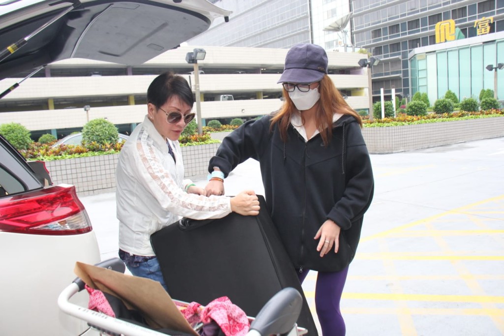 崔碧珈的母親接女兒機，但她冇戴口罩。