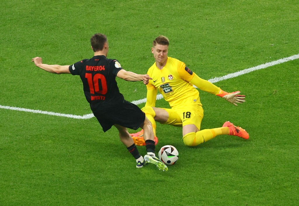 利華古遜(紅黑衫)德國盃決賽1:0擊敗凱沙羅頓奪冠。REUTERS