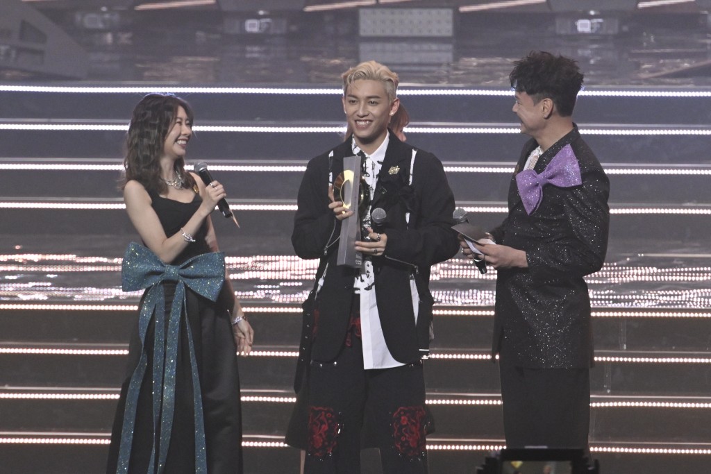 MC張天賦不斷獲獎，再奪「最優秀流行男歌手」，以及憑《世一》獲得全球華人至尊金曲獎，連奪兩個大獎。