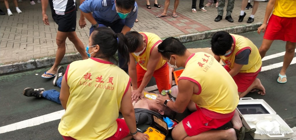 泳池救生员为男子进行心外压急救。港九拯溺员工会FB图片