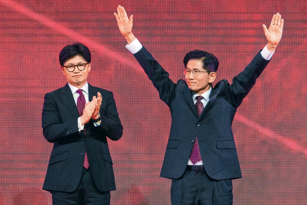南韓前勞動部長金文洙(右)在國民力量黨內初選擊敗前黨魁韓東勳(左)。