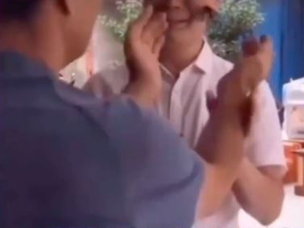 爸爸將蝴蝶捧在掌心中間,說了句「放心去吧」,便將牠放生飛走。(網圖)