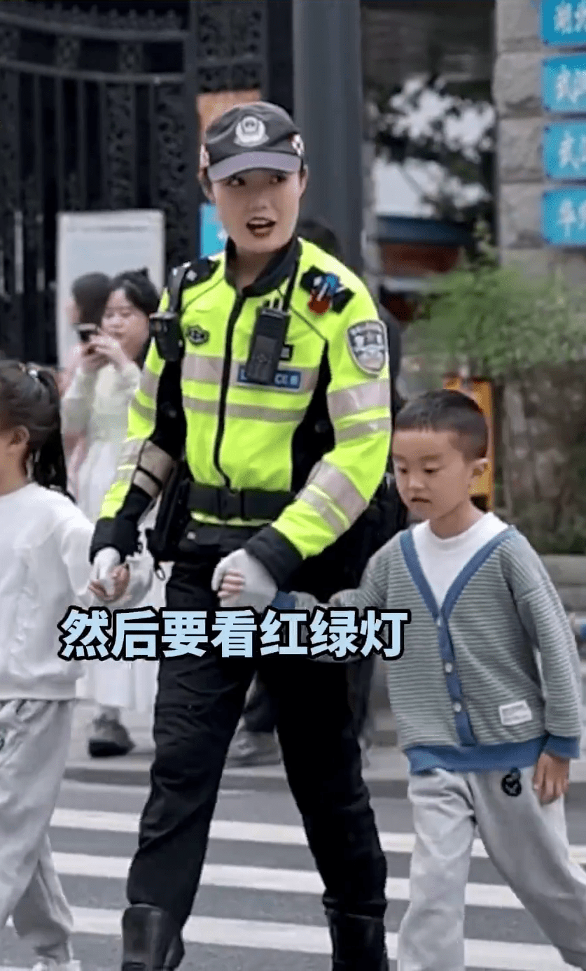 武汉警花温柔教导小朋友过马路。