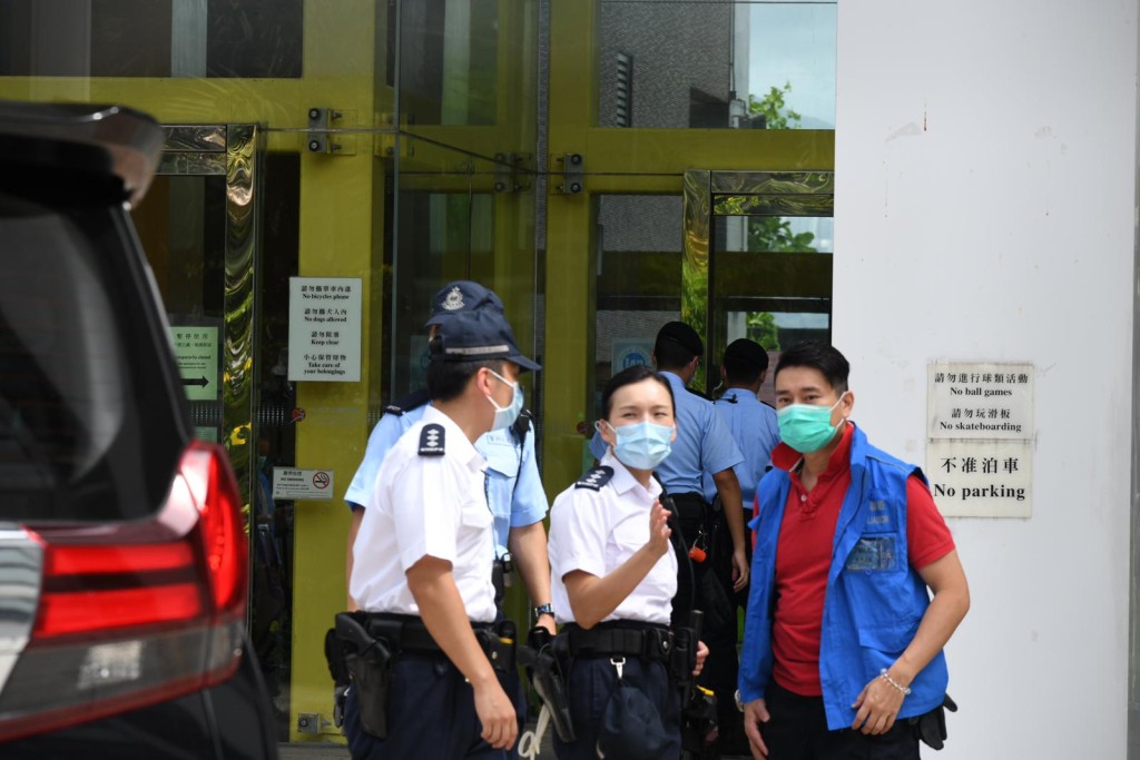 大批警員在場戒備。