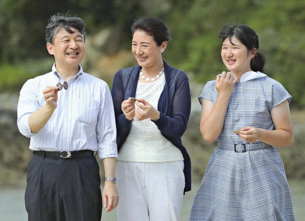 雅子曾經流產,後來在婚後8年終於再度懷孕,產下女兒愛子公主。
