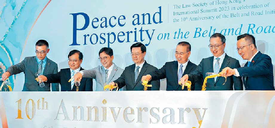 ■（左至右）香港律師會前會長蘇紹聰、外交部駐港特派員公署副特派員方建明、律師會會長陳澤銘、特首李家超、中聯辦副主任劉光源、律政司司長林定國、亞非法協香港區域仲裁中心主任陳曉峰。