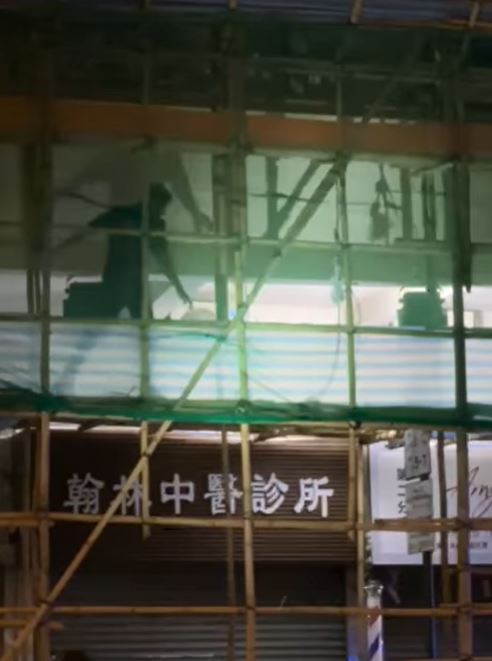 警员喝令可疑男子返回地面。fb旺角太子深水埗Roy Keung影片截图