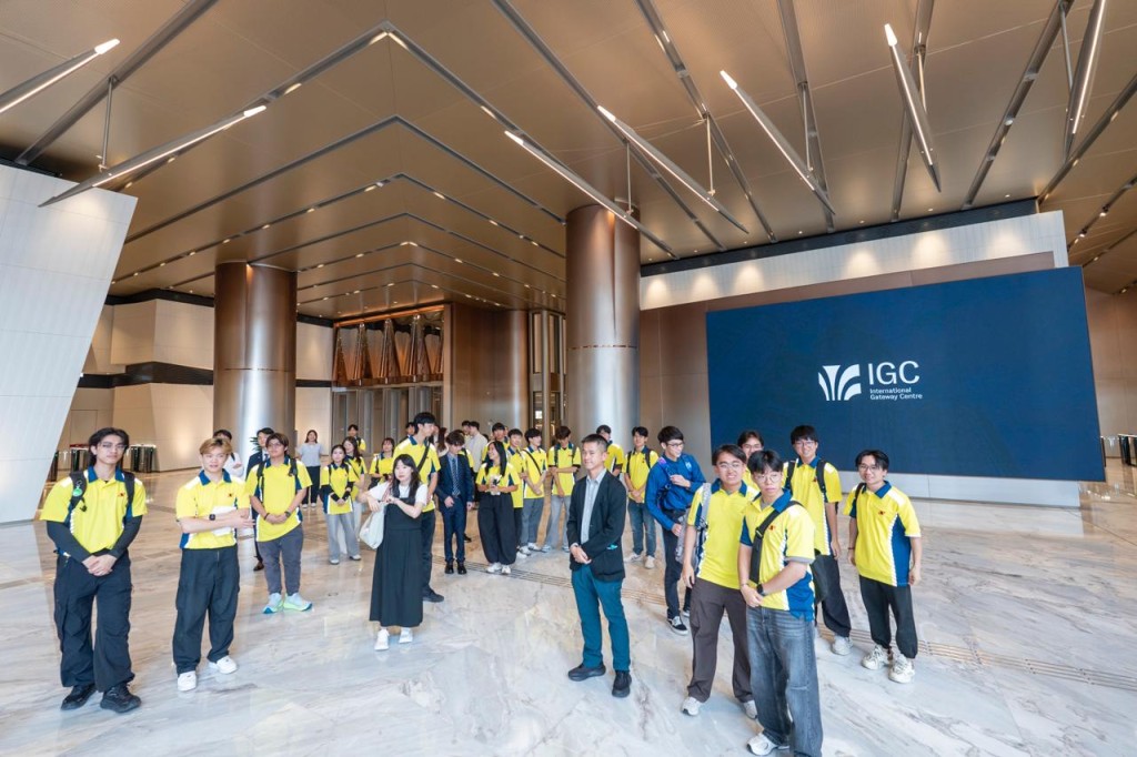 一眾得獎學生參觀由新地發展的西九旗艦綜合商業項目環球匯(IGC)。新鴻基地產 一眾得獎學生參觀由新地發展的西九旗艦綜合商業項目環球匯(IGC)。新鴻基地產