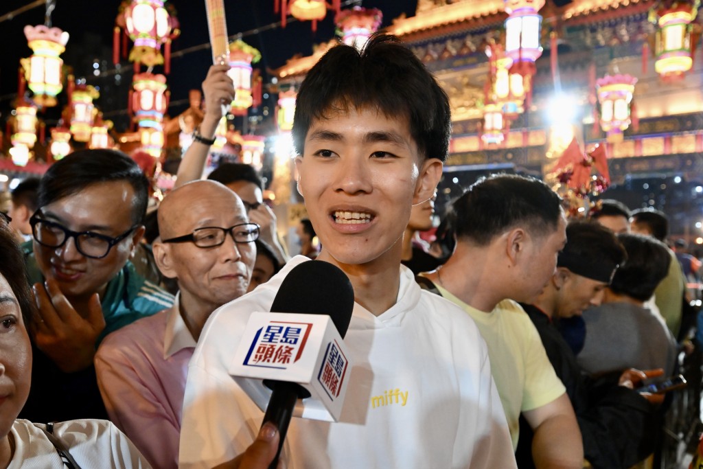 排頭位的幼稚園老師陳先生自凌晨3時便到場排隊，逗留逾20小時。他連續兩年排得頭位。
