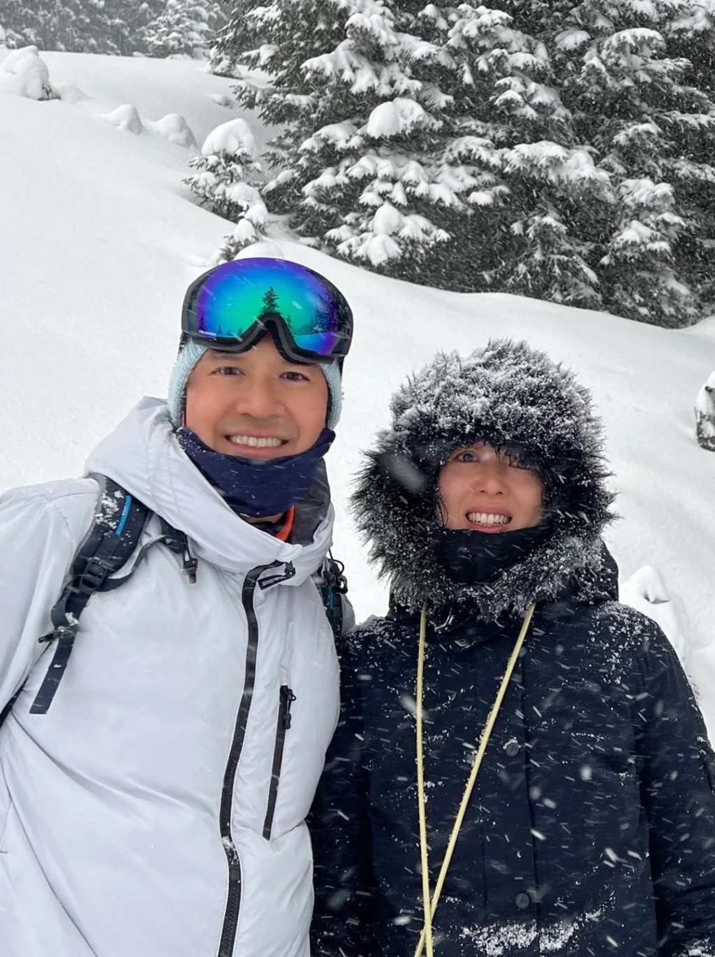 郭惠光日前在小紅書上載與老公滑雪的合照。