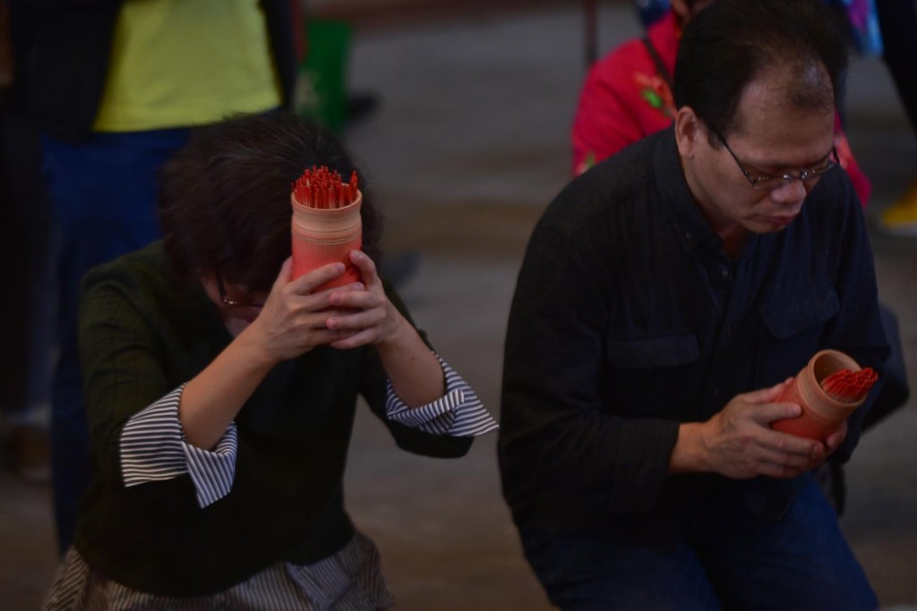 市民诚心求签。