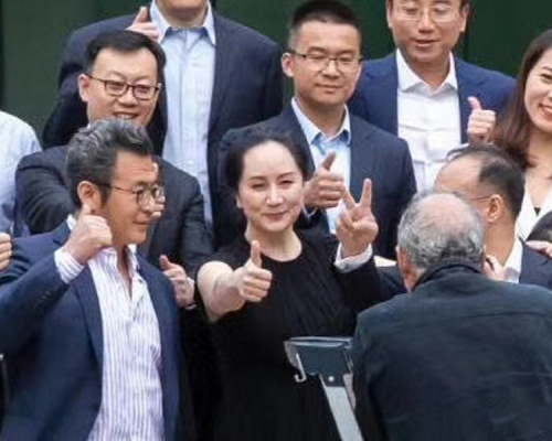 孟晚舟與多名親友現身法院門外,在台階上拍照留念。(網圖)