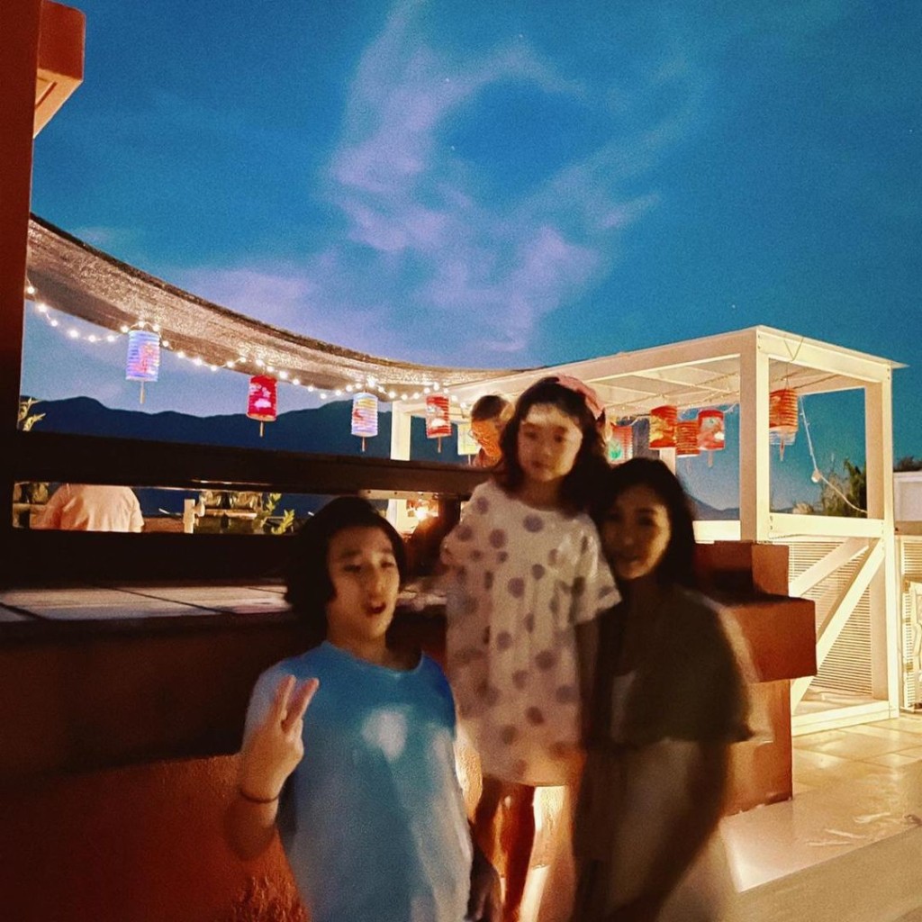 張瞻同妹妹及媽媽合照,天色好靚呀。