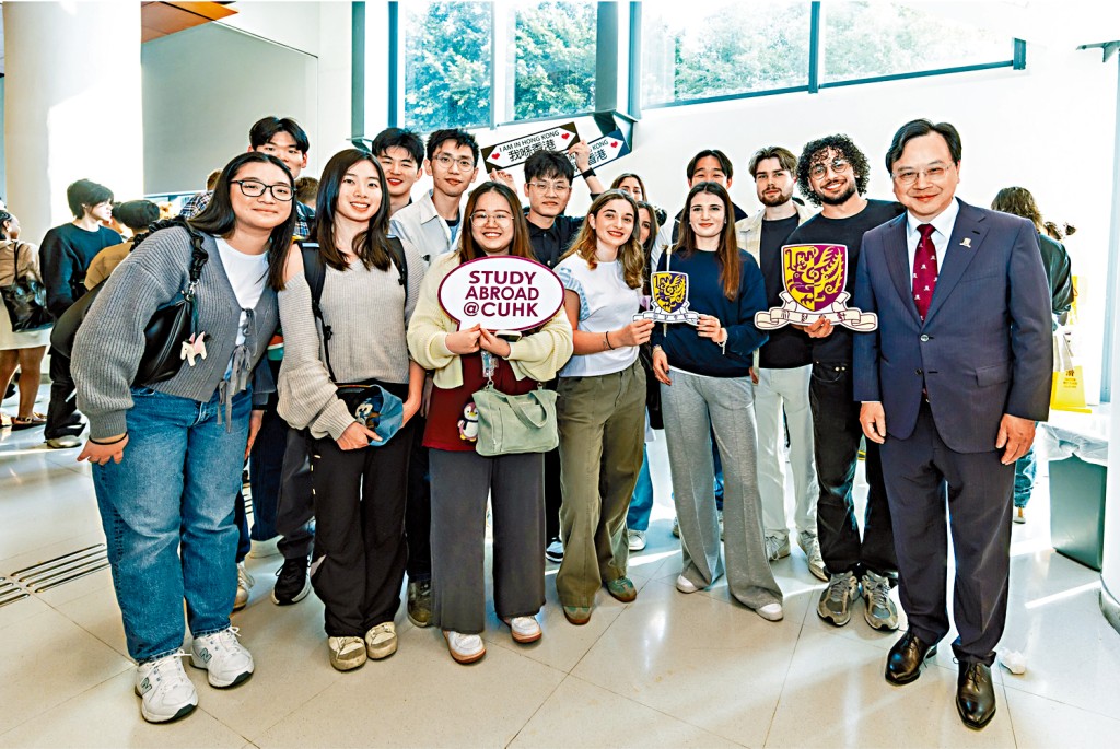 中大校長盧煜明教授（右）與來港交換生留影。
