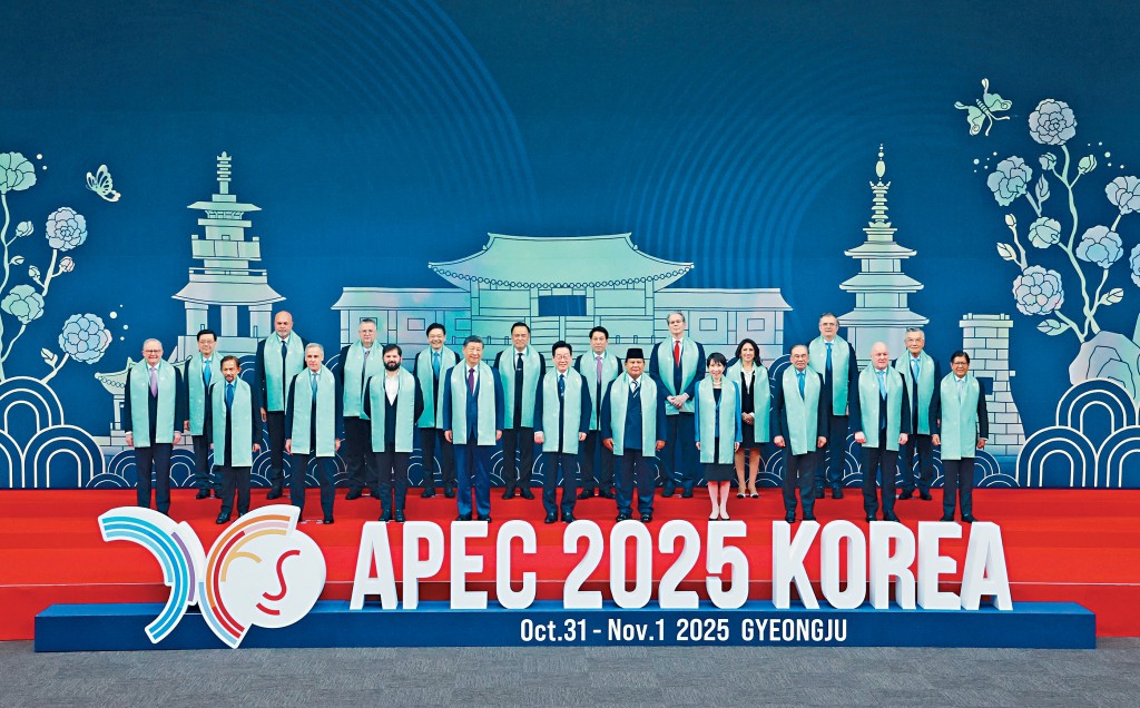 在韓國出席APEC的一眾領導人在會議後合照。前排左五為習近平，後排左一為李家超。