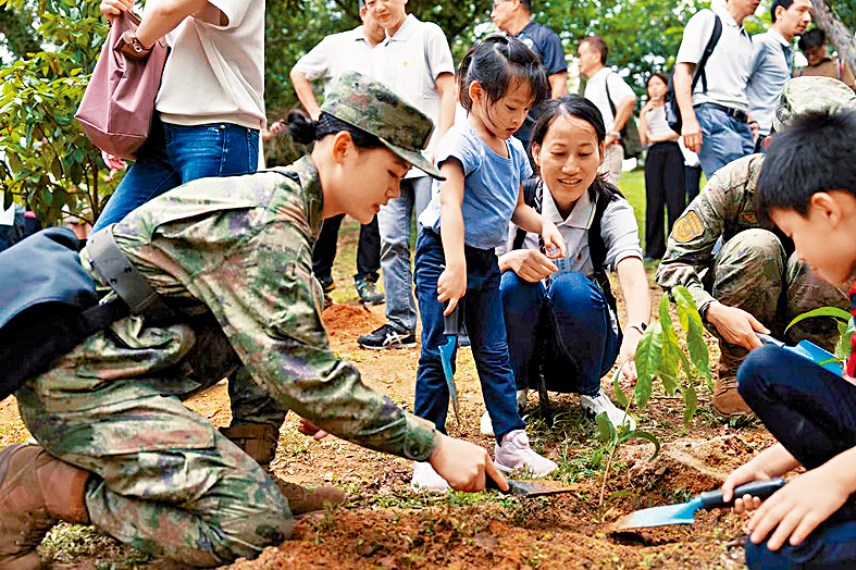 駐港部隊官兵與市民一起參與植樹。