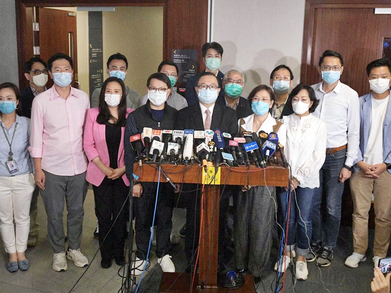 建制派指民主派議員帶同黑布試圖遮掩不君子行為。