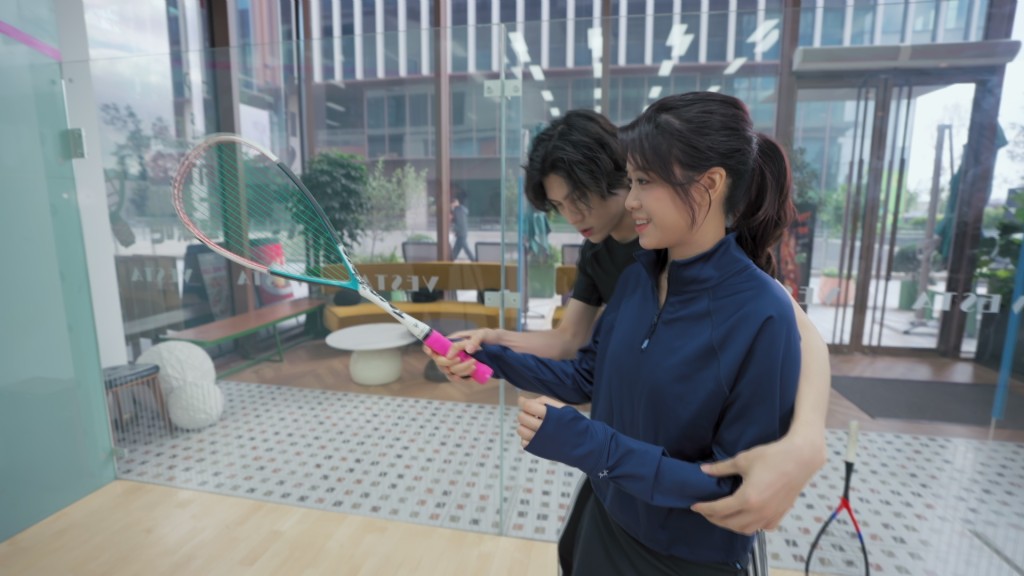 林凱恩被「壁球界小鮮肉」教打壁球，勁怕醜。