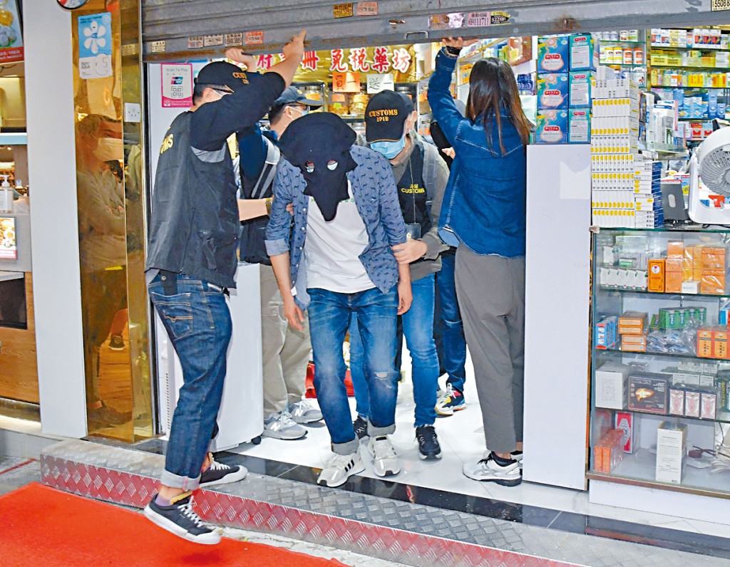 海關在銅鑼灣波斯富街一藥店拘捕三名涉案店員。