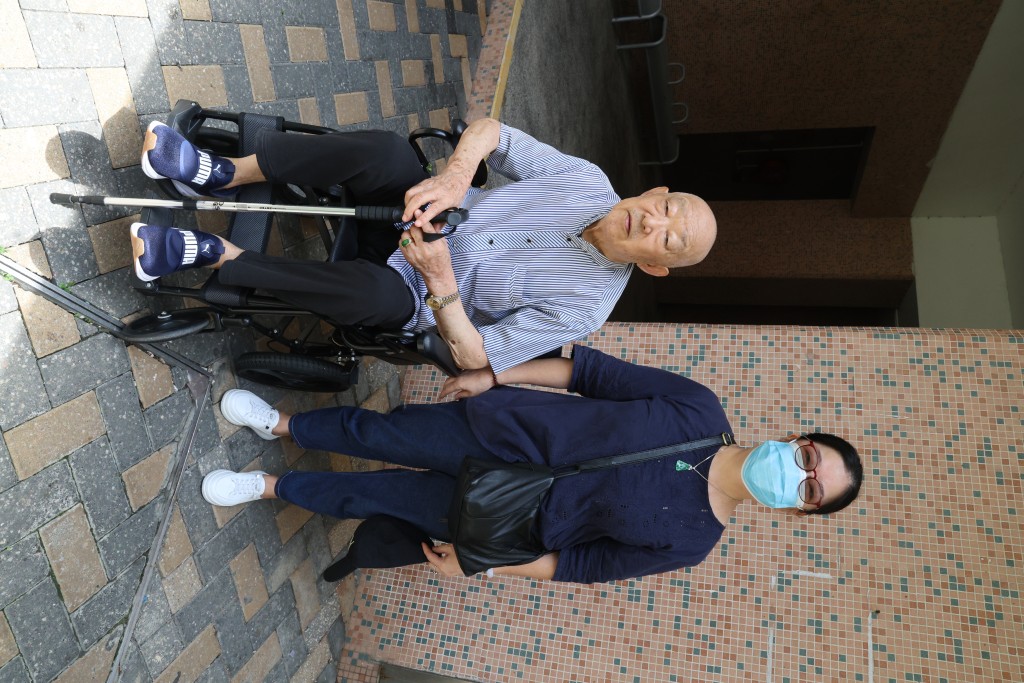 長者高先生指因長期借不到輪椅,結果要自行出資購買。 長者高先生指因長期借不到輪椅,結果要自行出資購買。