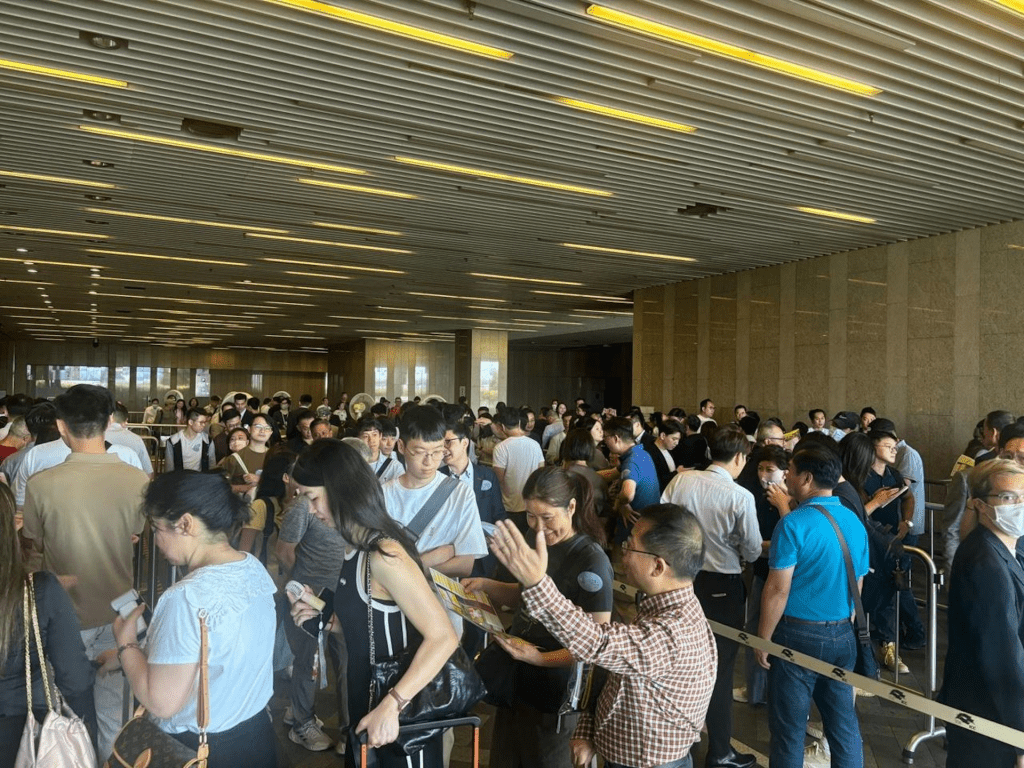 多年來,香港房地產市場憑藉高度自由的資金轉接能力,扮演著內地高淨值人士轉移與保存資產的重要媒介。 多年來,香港房地產市場憑藉高度自由的資金轉接能力,扮演著內地高淨值人士轉移與保存資產的重要媒介。