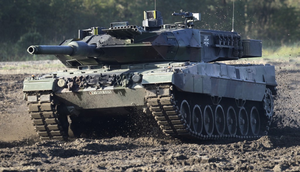 德國向烏克蘭提供豹2主力坦克，並允許波蘭等國將豹2坦克轉贈烏克蘭。AP