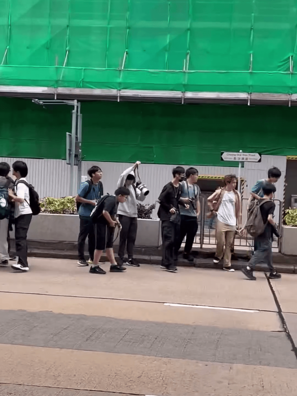 當時路面中間有多名巴士迷站立。FB:Chan Kenny@車Cam L香港群組 當時路面中間有多名巴士迷站立。FB:Chan Kenny@車Cam L香港群組