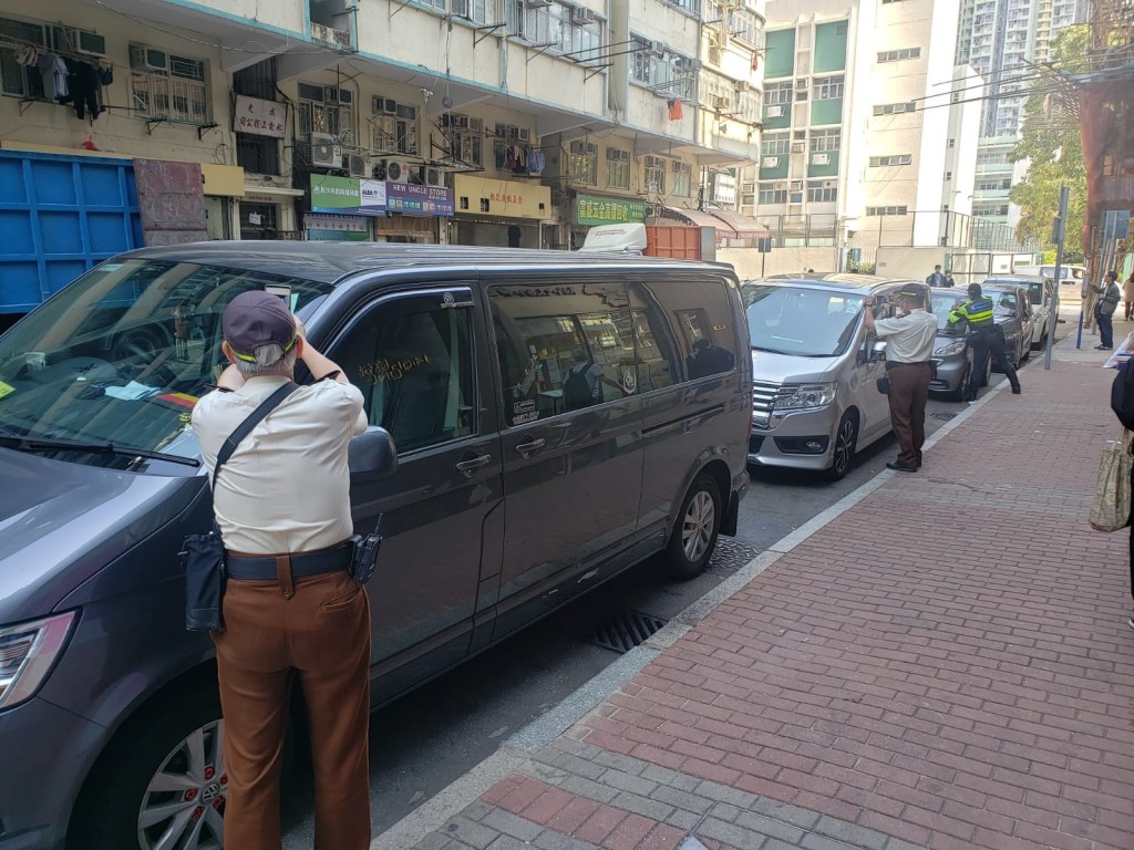 警方在各黑點針對單車、行人及違例泊車等進行打擊。圖:警方提供