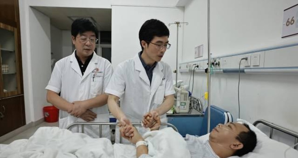 梅州市人民医院内，谌业光和黎庆钿了解曾忠华的病情。