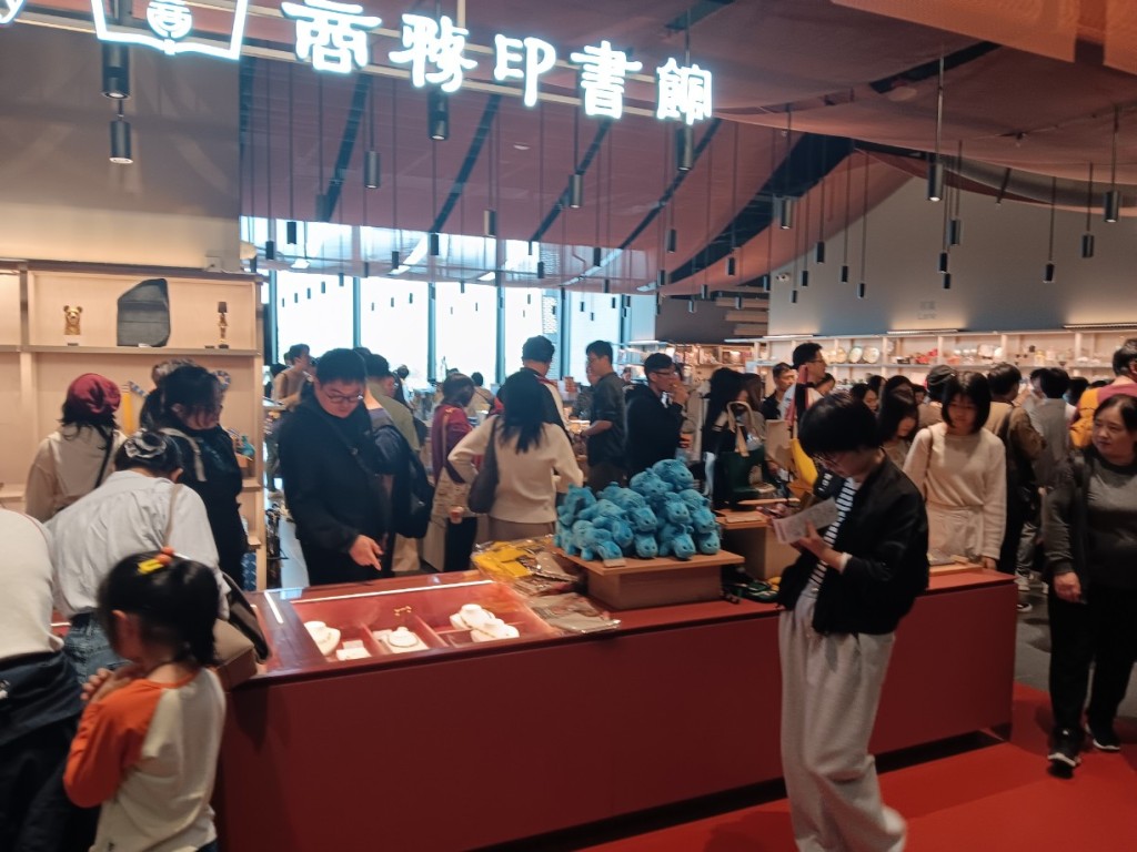 紀念品店人山人海，更有大熱商品被一掃而空。
