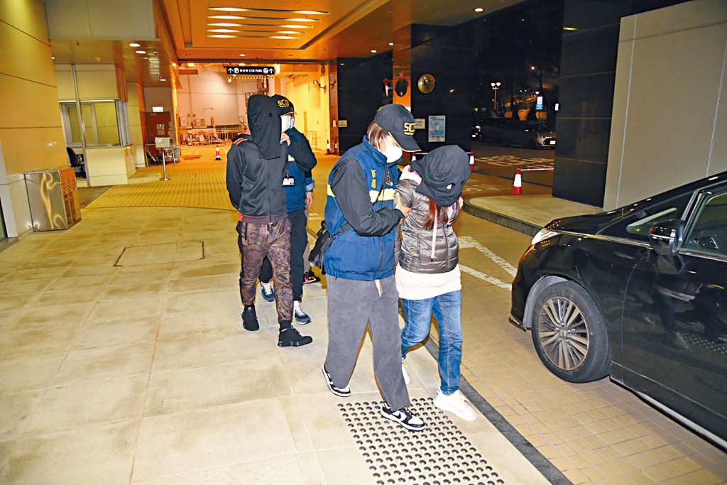 海關人員拘捕涉案男子和同住妻子。