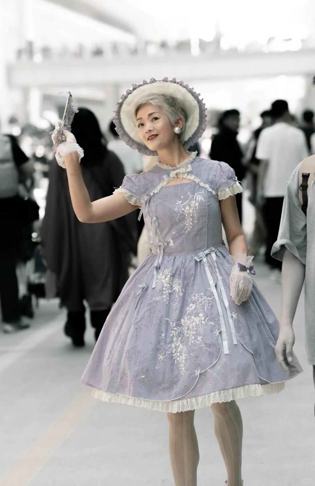 60歲阿姨著Lolita裙現身漫展。小紅書@隨心 60歲阿姨著Lolita裙現身漫展。小紅書@隨心